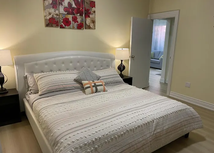 Victoria Family Vacation Home - King Bed Private Yard Bbq Deck Gazebo - 4 Minutes To The Falls