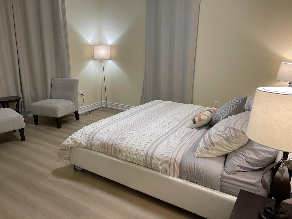 Holiday home Victoria Family Vacation - King Bed Private Yard Bbq Deck Gazebo - 4 Minutes To The Falls Niagara Falls