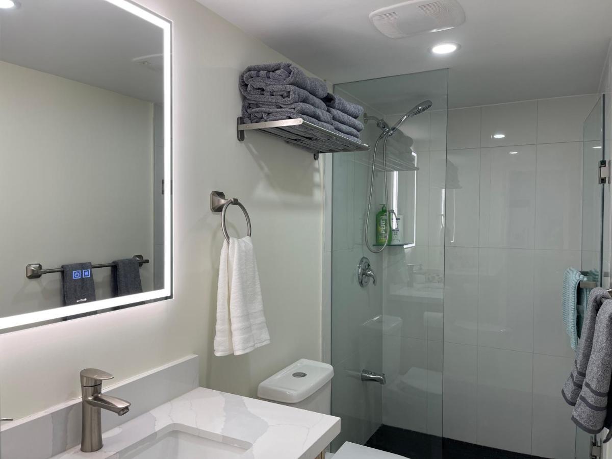 Holiday home Victoria Family Vacation - King Bed Private Yard Bbq Deck Gazebo - 4 Minutes To The Falls Niagara Falls