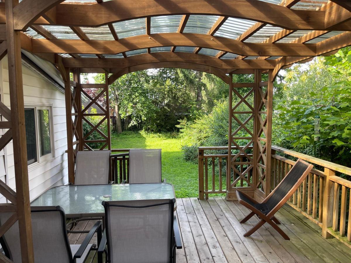 Victoria Family Vacation - King Bed Private Yard Bbq Deck Gazebo - 4 Minutes To The Falls Hébergement de vacances